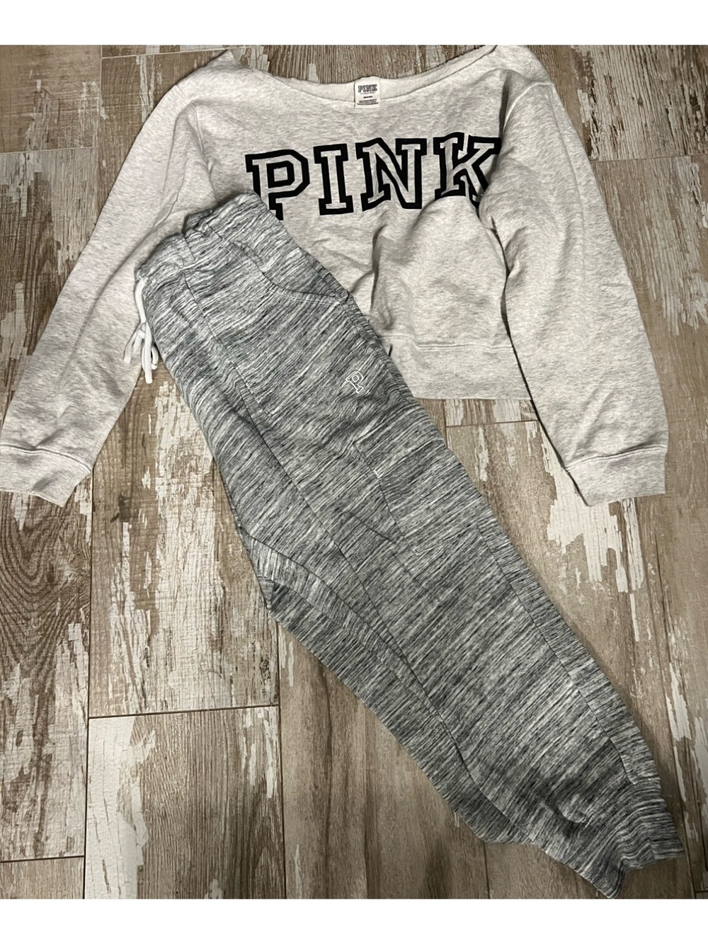 VGUC!💗PINK VS SET!Gray Off The Shoulder sweatshirt&Gray Fleece Cargo Sweats(M)!